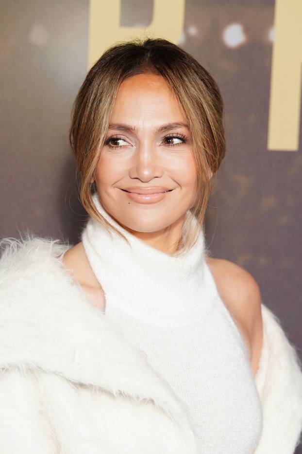 London: Jennifer Lopez odlu?ila se za potpuno bijelu kombinaciju u kojoj je stigla na projekciji filma Unstoppable