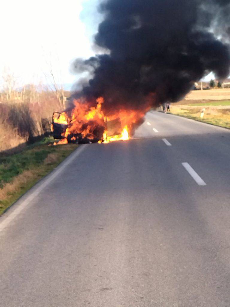 Izgorio automobil kod Kutine: 'Majka i dijete su izašli, vikao sam im da se maknu što prije'