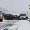 VIDEO Snježni kaos na A1: Kamion se prevrnuo  kod  Ogulina. Prekinut promet
