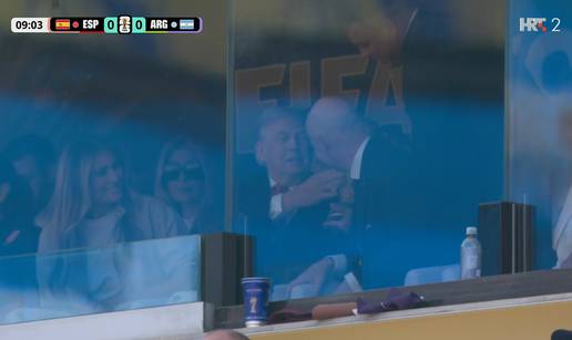 FOTO Trump prekr&scaron;io protokol na finalu SP-a. Ronaldo mu je donio trofej da ga malo pomazi