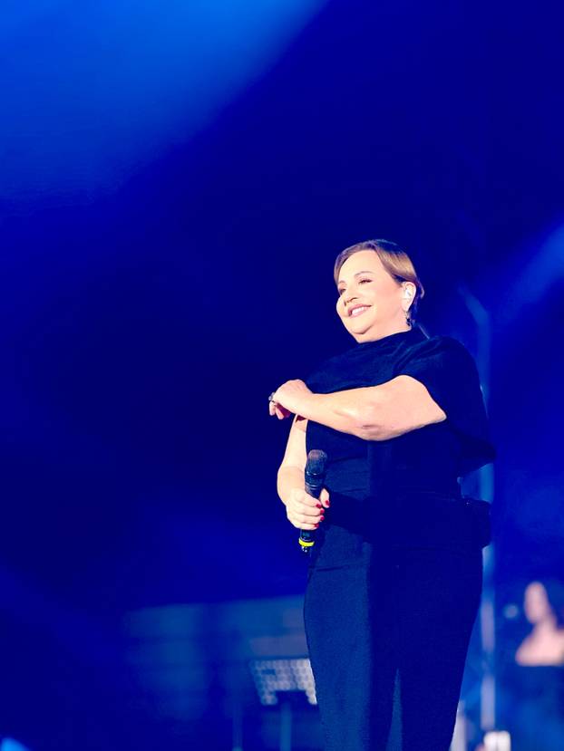 FOTO Milica Pavlović rasplesala Rijeku u kristalima, a iz publike je bodrila posebna osoba....