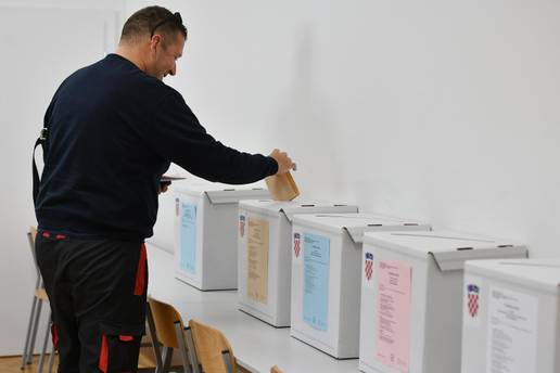 Politi&ccaron;ari na Dan dr&zcaron;avnosti love zadnje neodlu&ccaron;ne glasa&ccaron;e