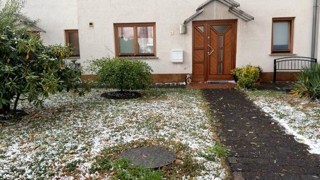 Eine heftige Unwetterfront beendete den extrem heißen Sommertag in Westdeutschland. Aus Frankreich und Luxenburg zogen a