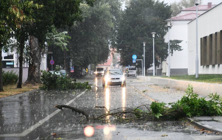 FOTO Dvoje ljudi ozlijeđeno u oluji koja je poharala Zagreb, velika šteta i u Slavoniji...