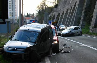 U sudaru triju automobila, četvero ljudi ozlijeđeno