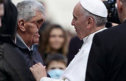 Snaga ljubavi: Papa je prigrlio i blagoslovio vjernika 'bez lica'