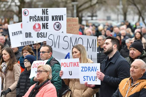 Na Trgu Republike u Čakovcu održan prosvjed u znak podrške kirurzima