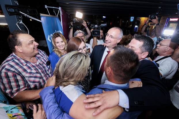 Split: Gradonačelnik Ivica Puljak sa suprugom i kolegama u stožeru stranke slavi pobjedu