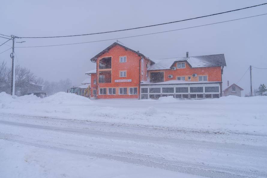 Korenica: Jako snježno nevrijeme stvorilo velike probleme u prometu