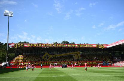 Klub 'vatrenog' debitirao u LP-u na stadionu rivala. Navijači su odgovorili ogromnom porukom