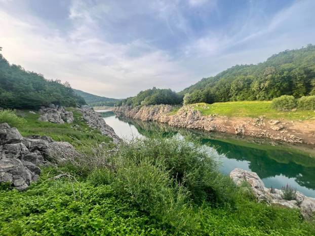 EVO ŠTO UNIŠTAVAJU! Najljepši prizori iz Like koja umire pod brdima opasnog otpada