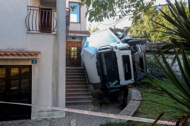 U Srdočima kamion sletio s ceste u dvorište kuće