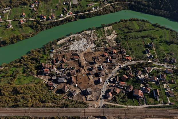 Pogled iz zraka na selo Donja Jablanica mjesec dana nakon razornih poplava i klizišta