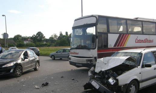 Kutina: Troje ozlijeđeno u sudaru autobusa i auta