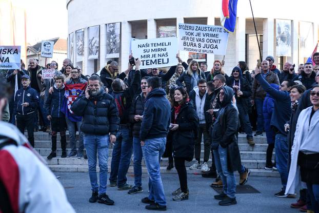 Zagreb: Okupljanje prosvjednika protiv COVID potvrda na Trgu žrtava fašizma