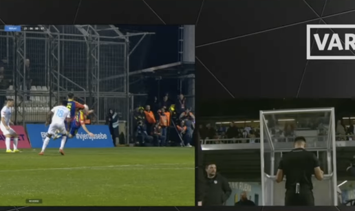 VIDEO Dva puta VAR je morao ispravljati Kolari&cacute;a kod penala. Poslu&scaron;ajte komunikaciju