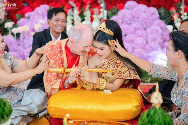 EKSKLUZIVNO Ovako je izgledala svadba Hrvata i 49 godina mlađe Kambodžanke