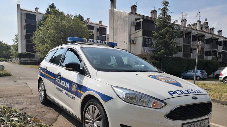 Sudar motocikla i automobila, motociklist prevezen u bolnicu