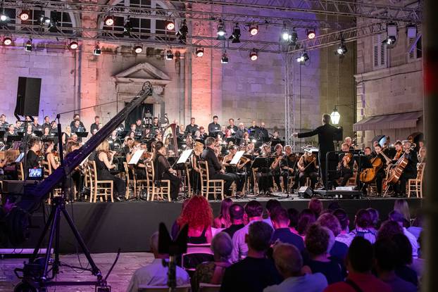Dubrovnik: Završnim Opera gala koncertom ispred Katedrale zatvorene su 74. Dubrovačke ljetne igre. 