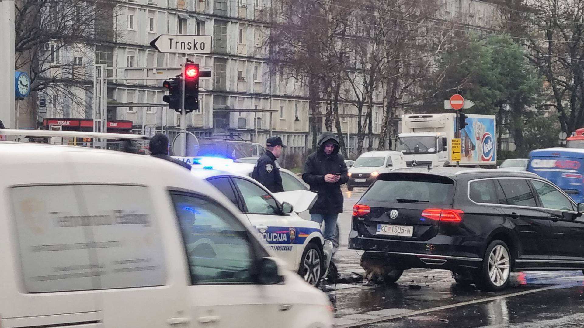 VIDEO Kod Velesajma razbijen policijski auto, čitatelj 24sata: 'Vidio sam trenutak nesreće'