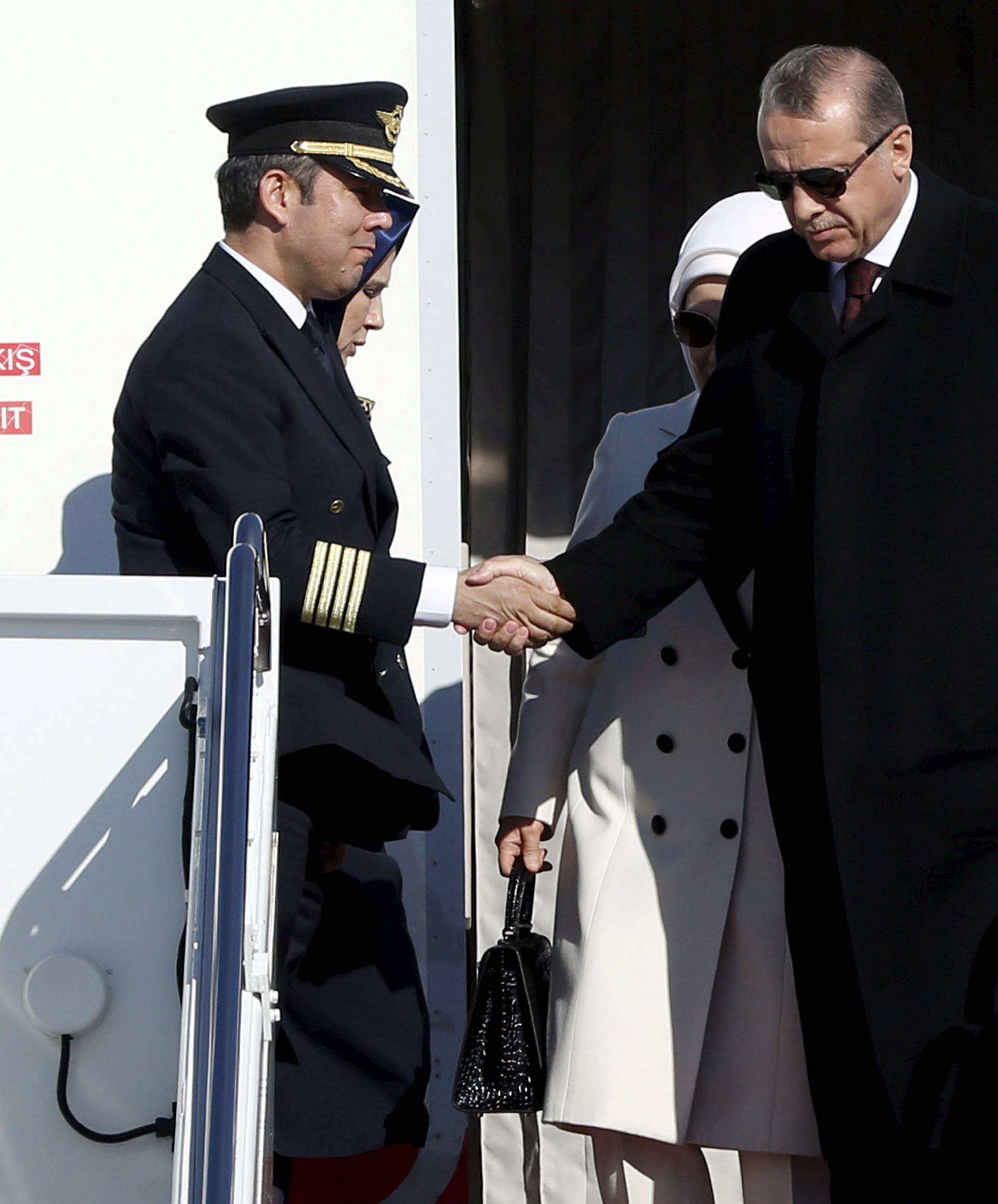 Turkish President Tayyip Erdogan shakes hands with a pilot upon his arrival at Joint Base Andrews outside Washington