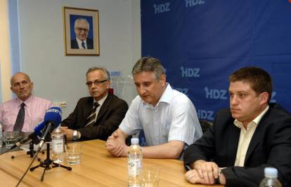 Karamarko Dinku Beakoviću uručio člansku iskaznicu HDZ-a 