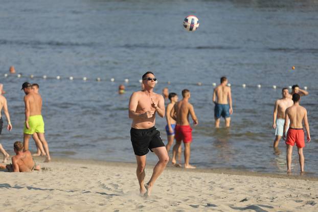 Osječani pronašli rashlađenje u Dravi