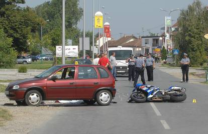 Autom je oduzeo prednost motoru, motorist poginuo