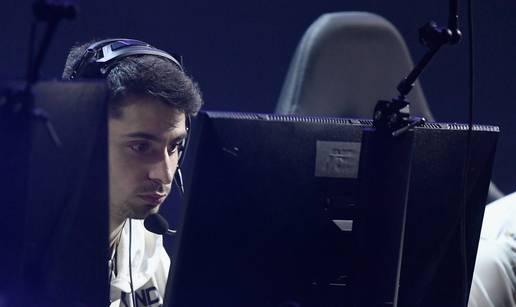 Objesio 'joystick o klin': Gamer (25) zbog palca ide u mirovinu