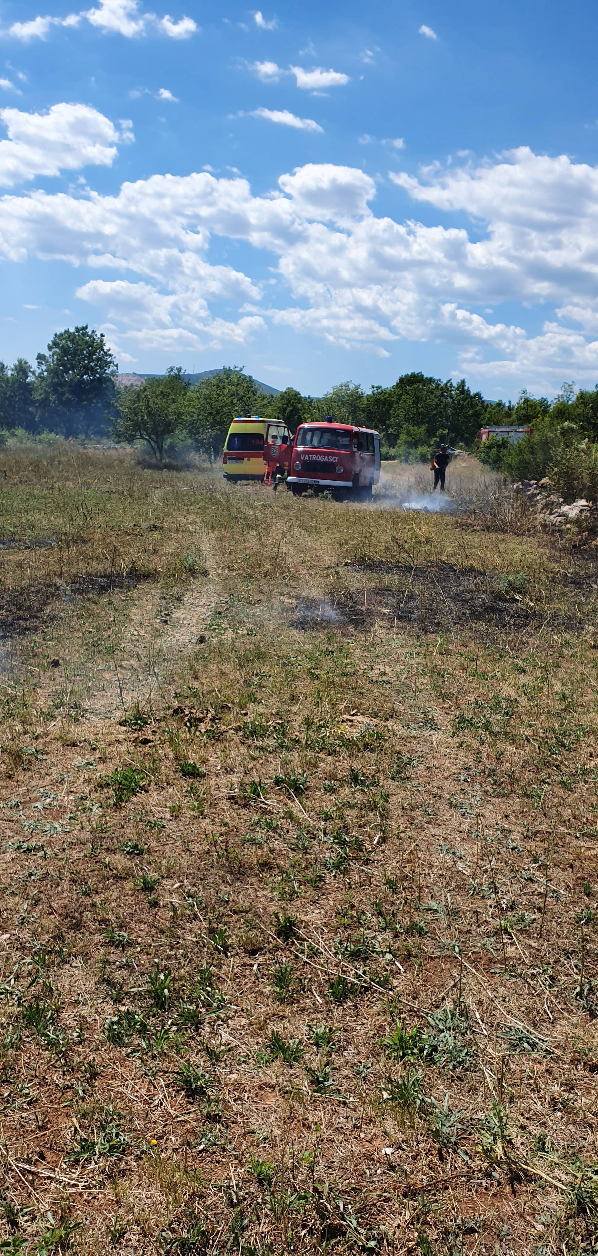 Tragedija u Dicmu: Muškarac je palio travu, a zatim preminuo