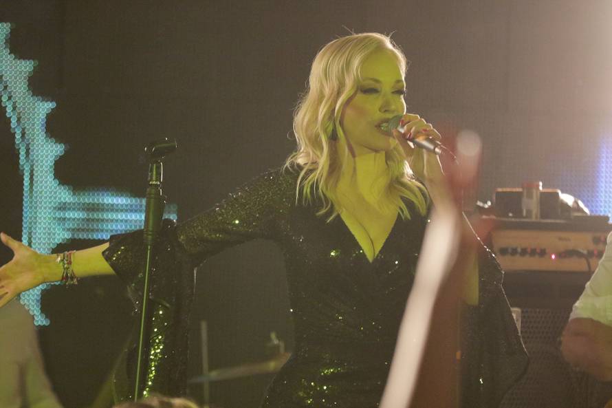 Beograd: Jelena Rozga nastupila na splavu Port