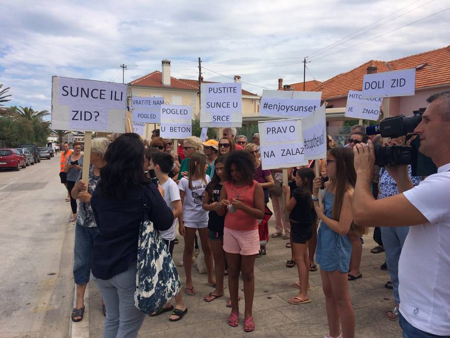 Prosvjeduju jer su im zaklonili zidom najljepši zalazak sunca