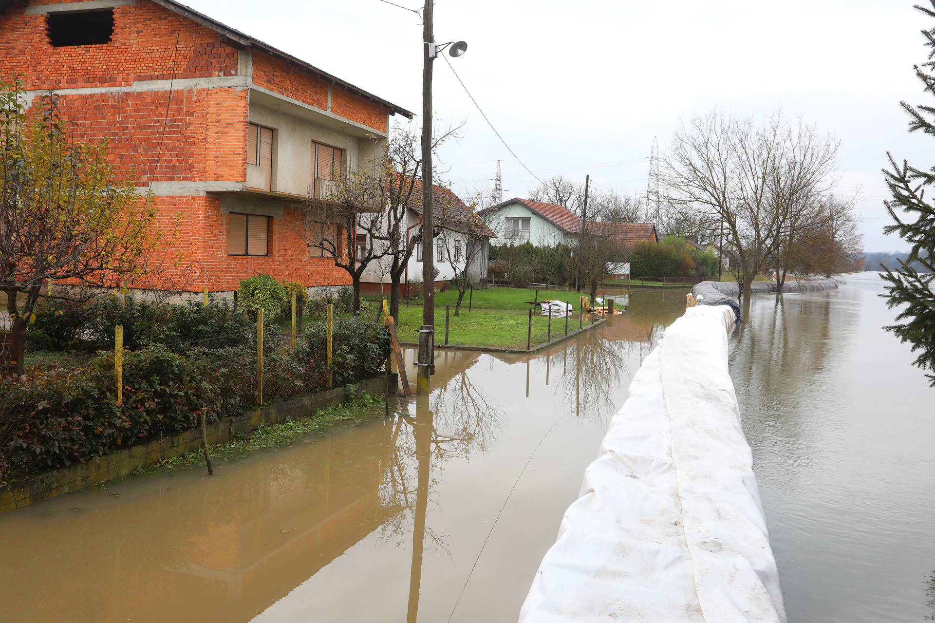 Poplavljeno je karlovačko naselje Brodarci, box barijere nisu izdržale