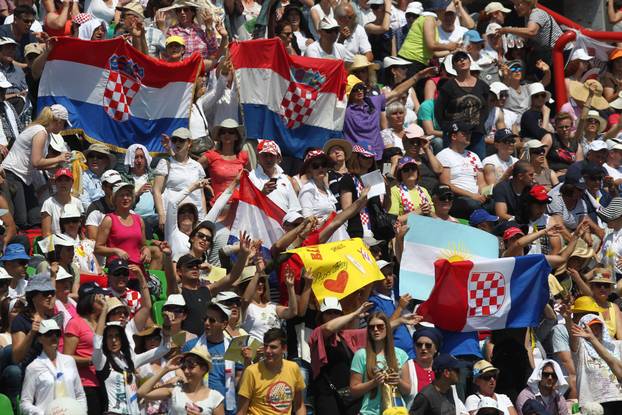 Sarajevo: Nasmijani papa Franjo i Vinko Pulji? dolaze na stadion Koševo