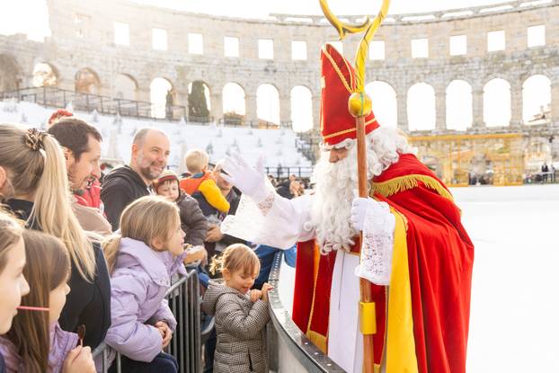 Pula: Sveti Nikola stigao je u  Arenu