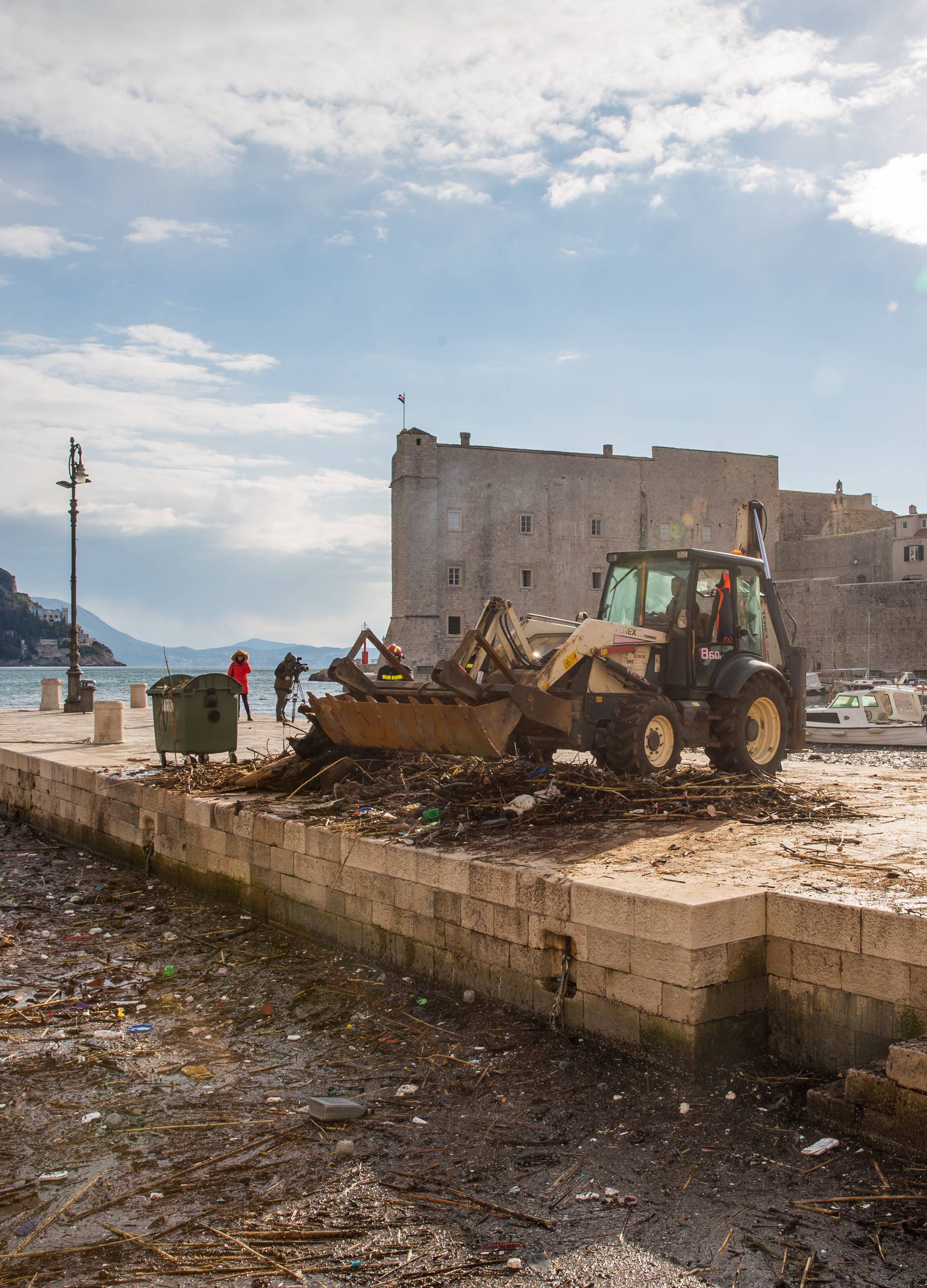 Tri dana vade smeće u staroj gradskoj luci u Dubrovniku...