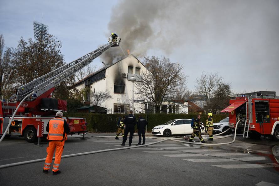 Zagreb: Vatrogasci gase požar na obiteljskoj kući u Maksimiru