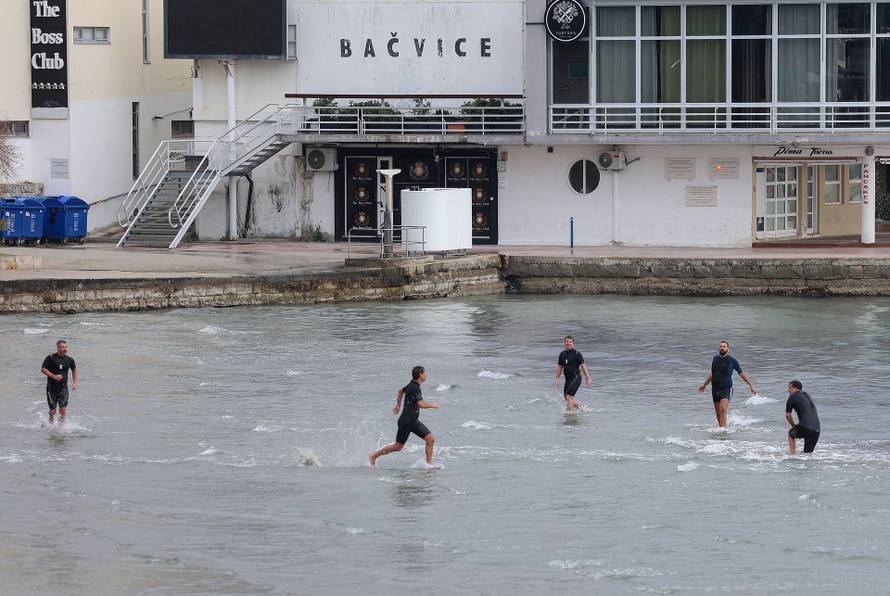 Split: Unatoč kiši na Bačvicama je bila gužva