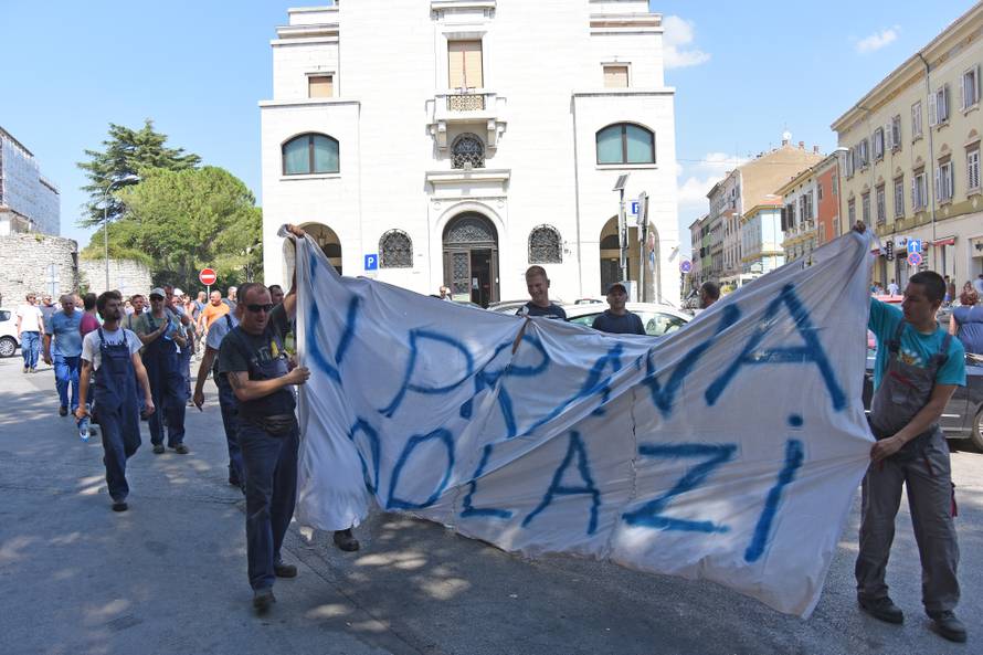 Pula: Grupa Å¡trajkaÅ¡a proÅ¡la gradskim ulicama