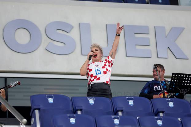 Osijek: Indira zabavljala publiku prije početka susreta Hrvatske i Turske