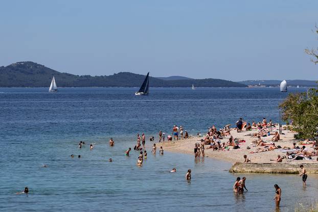 Zadar: Sve je više kupača na zadarskim plažama