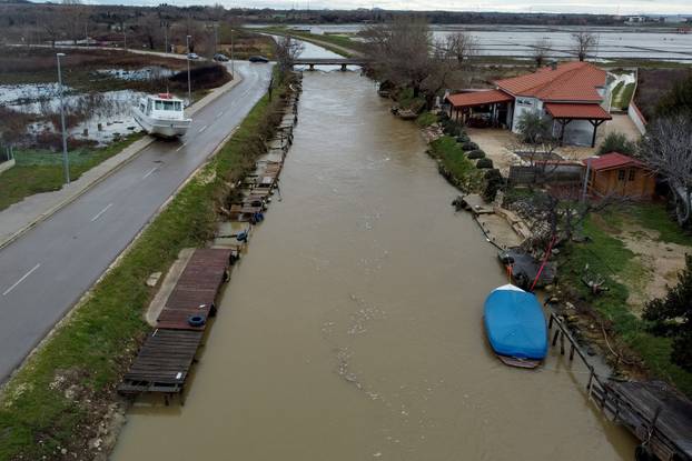 Nin: Pogled iz zraka na poplavljeno područje gdje je voda na cestu izbacila brod