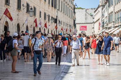 Gužva u Dubrovniku: Sezona je na vrhuncu i grad vrvi turistima