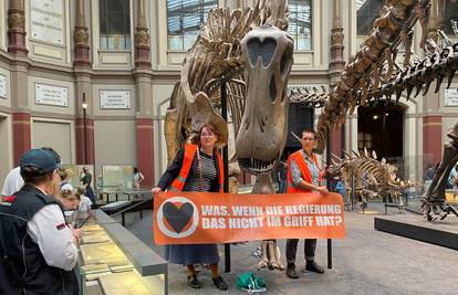 Dvije ekološke aktivistkinje zalijepile se za stup na izložbi dinosaura:  Štitimo svoju djecu!