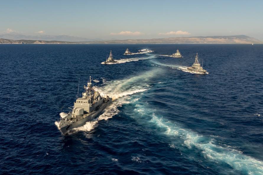 Split: Pogled iz zraka na Hrvatsku ratnu mornaricu koja izvodi vježbu za vojni Mimohod 2025. 