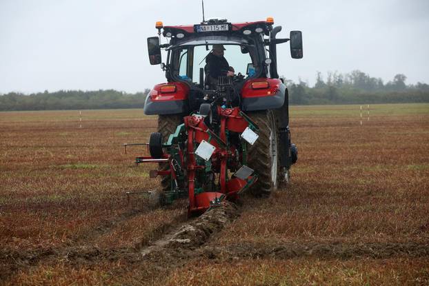 Velika Gorica: Održano jubilarno 20. državno natjecanje u oranju