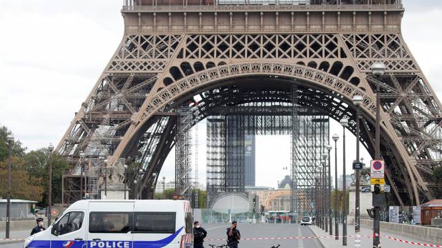 Paris Eiffel tower evacuated