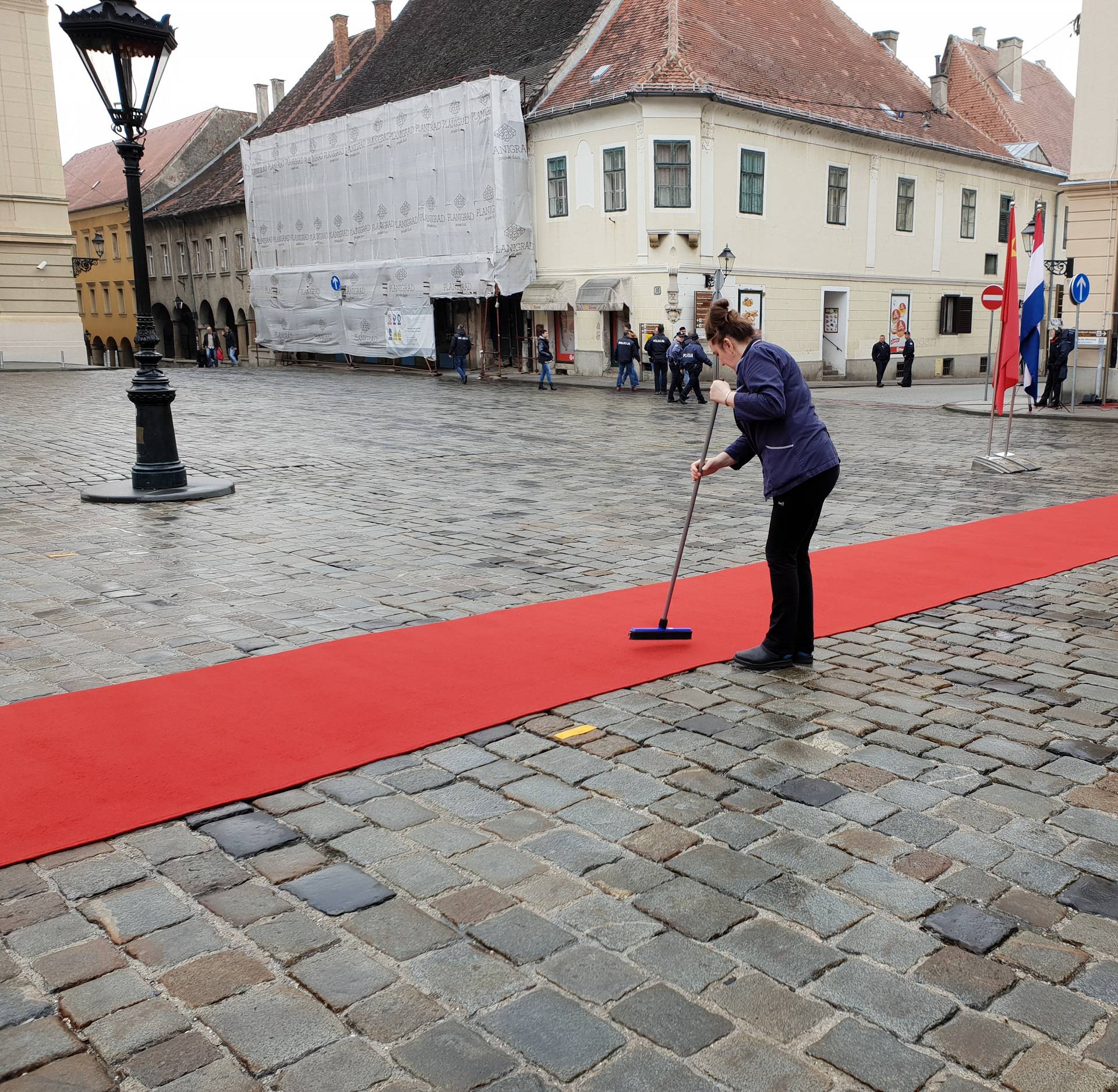 Plenković na dar dobio loptu, a on poklonio bicikl Mate Rimca