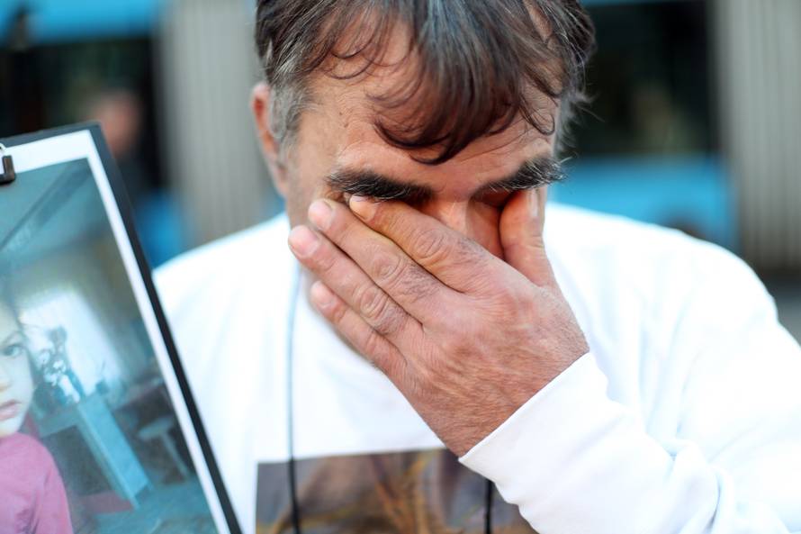 Zagreb: Prosvjeduje na glavnom gradskom trgu zbog smrti kÄeri na Rebru