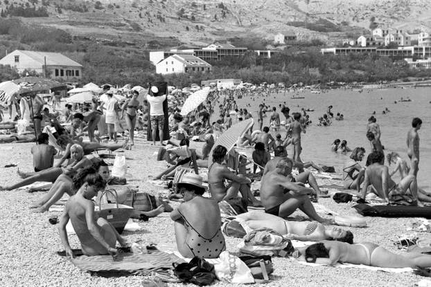 Opatija: Brojni posjetitelji uživaju u kupanju i sunčanju, kolovoz 1990.